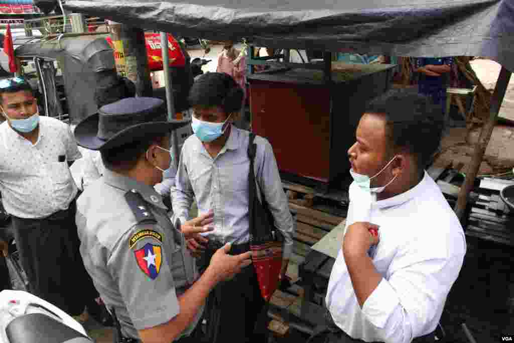 ရခိုင်ပြည်နယ်နဲ့ ချင်းပြည်နယ်က လက်နက်ကိုင်ပဋိပက္ခတွေနဲ့ အင်တာနက် ဆက်သွယ်မှု ကန့်သတ်ထားတာတွေ အဆုံးသတ်ရေး မန္တလေးမြို့မှာ ကန့်ကွက်ဆန္ဒပြသူတွေရဲ့ မြင်ကွင်း။ (စက်တင်ဘာ ၂၅၊ ၂၀၂၀) 