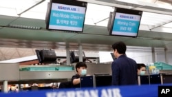 大韩航空办理登机手续的一个工作台。(美联社资料图)