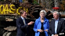Сенатори США Річард Блументаль, Елізабет Воррен і Ліндсі Грем під час візиту до Києва. 23 серпня 2023. SERGEI CHUZAVKOV/AFP