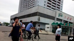 平壤最大的一家百货商店外 (2018年6月 美联社)