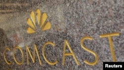资料照:在纽约曼哈顿洛克菲勒广场上展示的美国全国广播公司(NBC) 及其所隶属的康卡斯特(Comcast)标志。