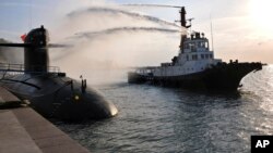 资料照片: 中国海军核潜艇在青岛潜艇基地参加核安全演习