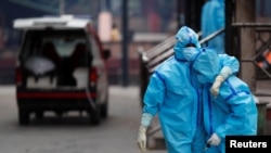 သေဆုံးခဲ့တဲ့ ကိုဗစ်လူနာတဦးရဲ့ ဆွေမျိုးများ ဝမ်းနည်းနေတဲ့ မြင်ကွင်းကို အိန္ဒိယနိုင်ငံ New Delhi မြို့မှာတွေ့ရ။ (ဇွန် ၀၄၊ ၂၀၂၀)