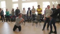 Як корисно провести час аби не впасти у дeпресію протягом шатдану? Пограти в театрі. Відео