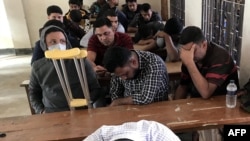 ဖေဖော်ဝါရီ ၃ ရက်နေ့က ဘင်္ဂလားဒေ့ရှ်မူးယစ်ဂိုဏ်းဝင်တွေ လက်နက်ချ အဖမ်းခံစဉ်