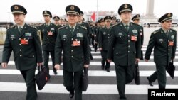 中国军队代表成员在全国人大召开年度大会前抵达北京人大会堂参加一个会议。(2018年3月4日)