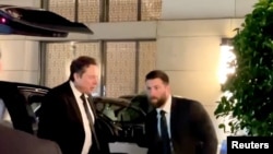 马斯克在访问北京期间走出座驾。(2024年4月28日)