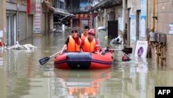 资料照片:四川省内江的救援人员在搜救遭受洪灾的居民。(2020年8月18日)