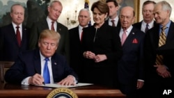 방글라데시 다카에서 남성이 신종 코로나바이러스 감염증(COVID-19)을 막기 위해 보호장비를 착용한 채 다리 위를 지나고 있다.