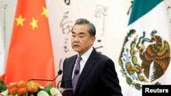 中国外长王毅与墨西哥外长埃布拉德在北京钓鱼台国宾馆举行的联合记者会上讲话。(2019年7月2日)