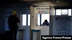 နယ်သာလန် လေဆိပ်မှာ Covid-19 စစ်ဖို့ စောင့်နေတဲ့ ခရီးသည်။