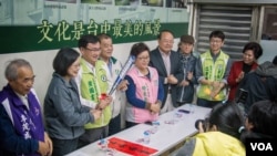 民进党主席蔡英文为本党的台中立委候选人站台。(美国之音记者方正拍摄)