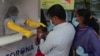 အိန္ဒိယနိုင်ငံ Hyderabad မြို့မှာ COVID-19 စစ်ဖို့ Swab နမူနာယူနေတဲ့ မြင်ကွင်း။ (အောက်တိုဘာ ၂၃၊ ၂၀၂၀)