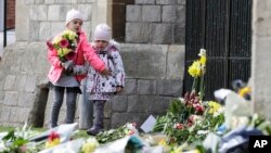 英国菲利普亲王逝世的消息公布后,孩子们在英国温莎城堡外献花。(2021年4月9日)