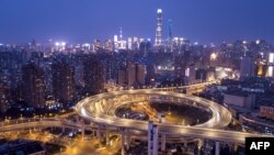 2018年2月14日,在农历新年前夕,夜色中灯光下的上海市天际线和南浦大桥。