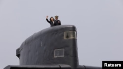 台湾总统蔡英文2017年3月21日在高雄海军基地登上一艘“海龙级”(SS-794)潜艇并挥手致意。(路透社照)