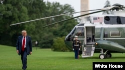 2025年7月13日,美国总统唐纳德·特朗普在白宫南草坪上。