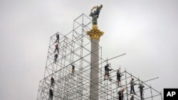 На фото: 2016-й рік муніципальні працівники встановлюють конструкцію на Майдані Незалежності у Києві