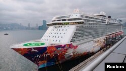 为控制新冠病毒疫情扩散而被台湾拒绝进入高雄港的世界梦号游轮停泊在香港启德游轮码头。(2020年2月5日)