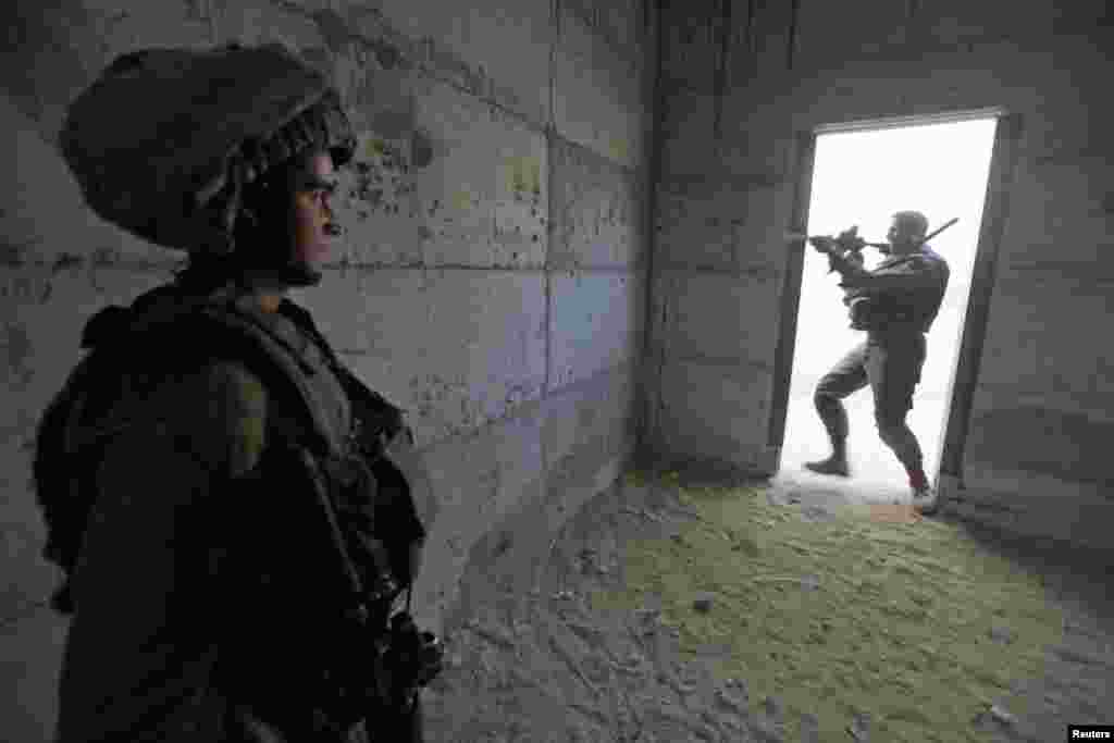 2012年11月17日,以军在约旦河西岸城市希伯伦以南一处基地模拟演练可能对加沙地带发动的地面进攻。