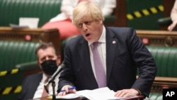 英国首相约翰逊在伦敦的英国议会众议院讲话。(2021年7月7日)