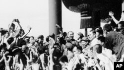 历史照片:中共主席毛泽东与来自北京等地的师生见面并挥手。(1966年8月)