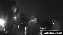 2018年1月19日清晨,北京维权律师余文生公开提出修宪建议一天后遭便衣警察强行带走。(警方执法记录视频截图)