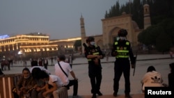 警察在新疆喀什的艾提尕尔清真寺外巡逻。(2021年5月3日)