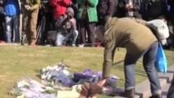 民众哀悼上海踩踏死难者 警方安保不力引怨声 民众哀悼上海踩踏死难者 警方安保不力引怨声