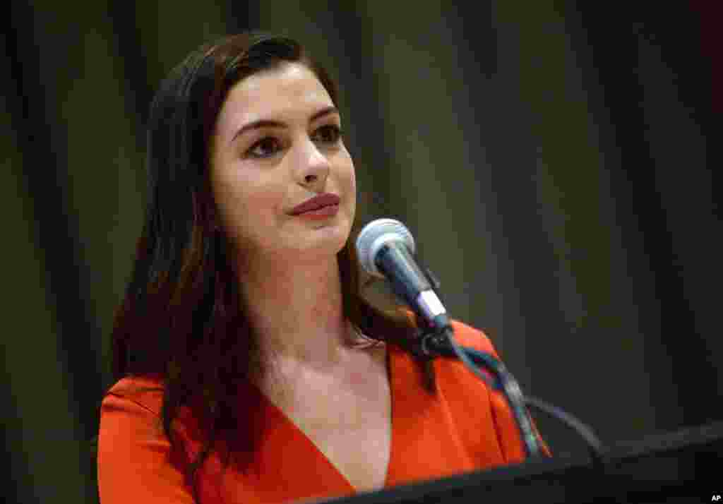 2017年3月8日,联合国全球妇女亲善大使、美国电影明星安·海瑟薇(Anne Hathaway)在联合国记者会上呼吁实行妇女带薪休产假制度