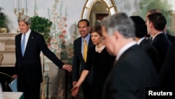 美国国务卿克里(左1)同卡塔尔首相哈马德(左2)2013年4月29日抵达布莱尔宫与阿盟官员举行会谈