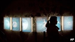 一位女士走过北京科技馆的登月展览。(2013年12月15日资料照)