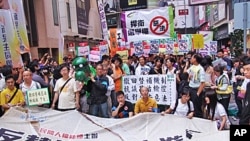 香港民众抗议政府替补法游行,准备出发