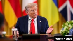 2025年8月18日,唐纳德·特朗普总统在白宫东厅与乌克兰总统弗拉基米尔·泽连斯基和欧洲领导人举行多边会晤。