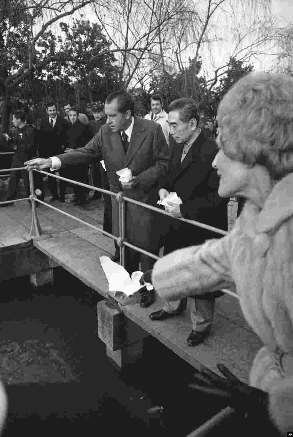 1972年2月26日中国总理周恩来陪美国总统尼克松游览杭州西湖,在花港观鱼景点喂鱼