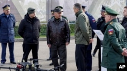 俄罗斯国防部长谢尔盖·绍伊古(中)视察莫斯科军区训练场,检查无人机和小型无人机发展情况。(资料照,俄罗斯国防部新闻处)