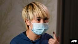 中国异议人士王靖渝的未婚妻吴欢在乌克兰一处安全屋接受美联社采访。(2021年6月30日)