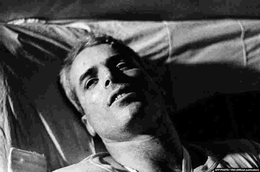 Bức hình chụp năm 1967 cho thấy ông McCain nằm trên giường trong một bệnh viện ở Hà Nội trong khi được chữa trị thương tích.  