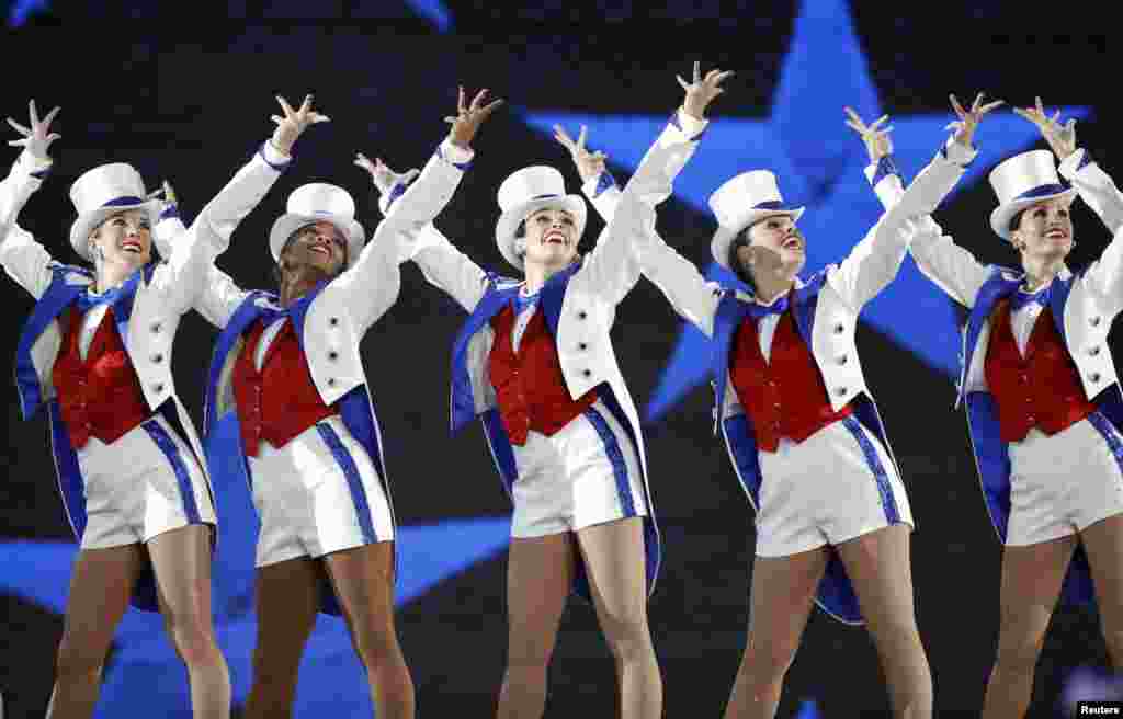 纽约无线电城音乐厅的火箭女郎舞蹈团( The Radio City Rockettes )在川普夫妇主办的,以“自由”为题的就职舞会上表演舞蹈(2017年1月20日)。她们身穿红白蓝三色的服装。 2017年1月20日唐纳德·川普宣誓就职美国总统,总统和第一夫人当晚举办了三场舞会。火箭女郎舞蹈团接受邀请在就职舞会上跳舞。