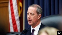 资料照片:2018年4月,时任国会众议院军事委员会主席的索恩伯里在国会的一个听证会上发表讲话。