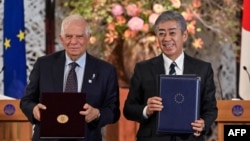 欧盟外交政策负责人何塞普·博雷利(左)与日本外相岩屋毅在东京饭仓宾馆举行“安全与防卫伙伴关系协议”签字仪式后合影。(2024年11月1日)