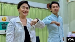 香港民主党主席罗健熙7月13日接受该党前主席刘慧卿网台节目访问,批评港府对宣誓DQ民主派区议员并追讨薪津的传媒”放风“,故意维持模糊状态,更失信于民(美国之音/汤惠芸)