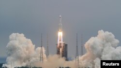 中国长征五号B遥二火箭2021年4月29日将空间站主舱发射升空(路透社转发)