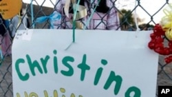 克里斯蒂娜·格林生前所在小学的纪念板上写着“克里斯蒂娜,我们想念你!”