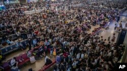 资料照片: 2023年9月28日旅客在武汉市汉口火车站准备乘火车