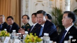 中国国家主席习近平在佛罗里达州海湖庄园的双边会谈中讲话(2017年4月7日)。从图片上看,参与会谈的有中国副总理汪洋, 中共中央政策研究室主任王沪宁,中央书记处书记、中办主任栗战书和军委联合参谋部参谋长房峰辉。