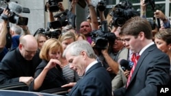2014年9月4日,维吉尼亚州前州长麦克唐纳在里期满被一家联邦法院判定犯有多项受贿罪之后离开法庭,坐车离去。(资料照片)