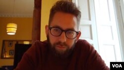 瑞典人权活动人士彼得·达林(Peter Dahlin) 通过Skype接受美国之音专访