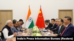 中国领导人习近平与印度总理莫迪在俄罗斯喀山出席金砖国家峰会期间举行会晤。(2024年10月23日)