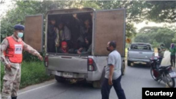 အောက်တိုဘာလ ၁၀ရက်နေ့က အလုံပိတ်ကားနဲ့လူကုန်ကူးခံရတဲ့မြန်မာနိုငံသားများ (ဓာတ်ပုံ -ထိုင်းရဲတပ်ဖွဲ့)